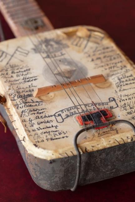 ‘Darnley Dixaline’ banjo brightened weary Australian soldiers