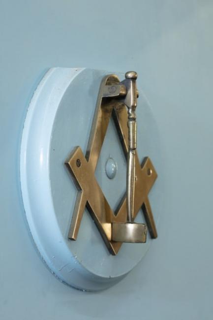 Temple knocker