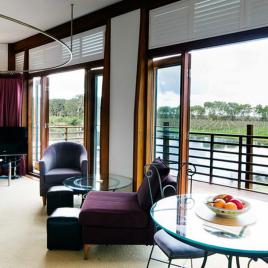 Bettenay's Lakeside Chalets and Luxury Spa Apartment